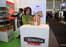 Teresa Brotóns, Directora Comercial de BONNYSA, exponiendo el gazpacho, salmorejo, guacamole y sobrasada vegetal a base de tomate.